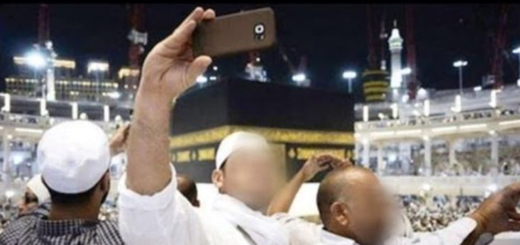 Tawaf while taking selfies